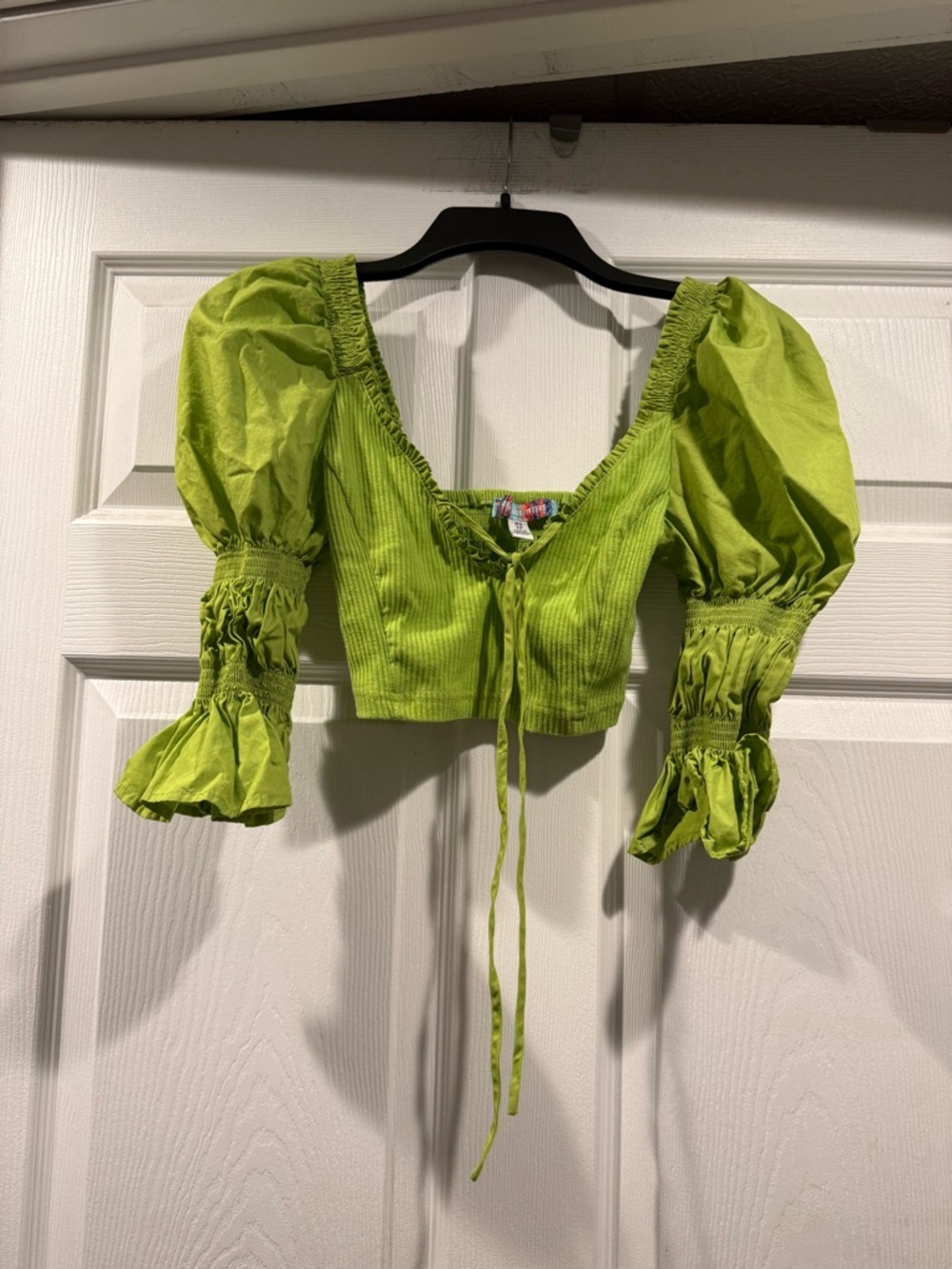 Urban Outfitters Neon Green Puff-Sleeve Tie-Front Crop Top. Size XS